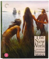 Filmhoes The New World met drie figuren in gras bij een rivier met schepen op de achtergrond.