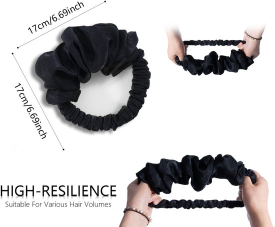Zwarte scrunchie van 17cm, met handen die hem vasthouden en uitrekken.