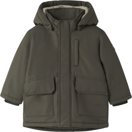 Olijfgroene parka met capuchon, gevoerd met beige imitatiebont, voorzien van grote zakken aan de voorzijde.