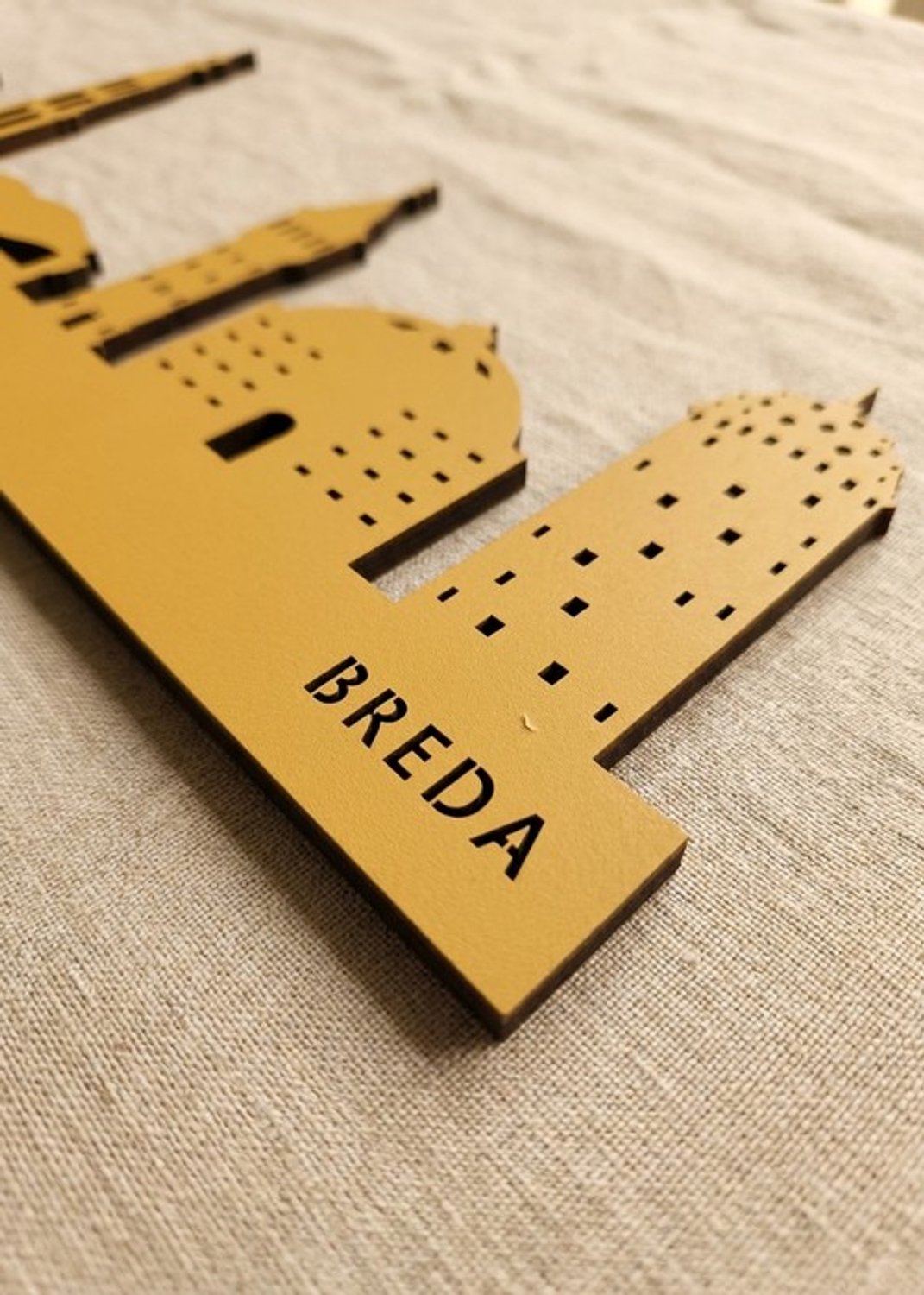 Houten Skyline Breda | Wanddecoratie voor aan de muur | Geel MDF | 100 x 20 cm