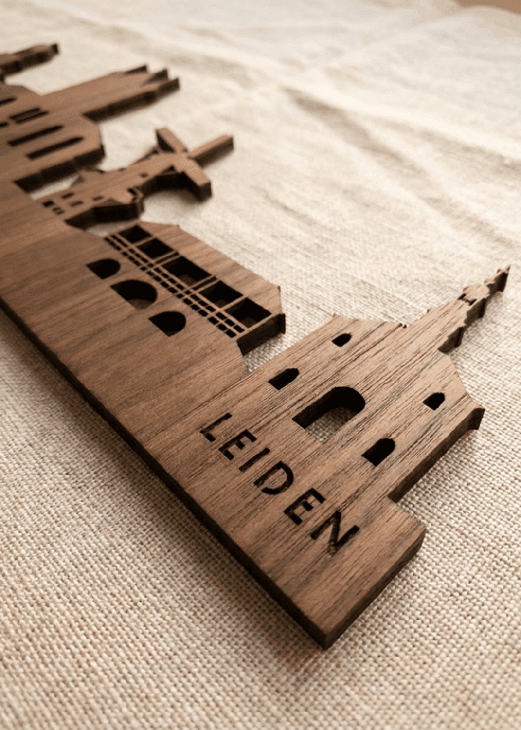 Houten Skyline Leiden | Wanddecoratie voor aan de muur | Noten | 100 x 17 cm