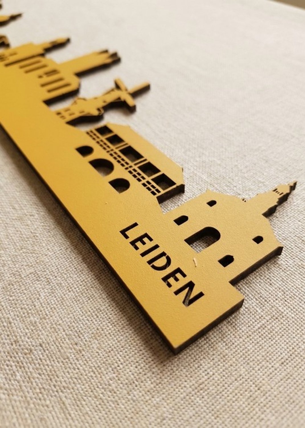 Houten Skyline Leiden | Wanddecoratie voor aan de muur | Geel MDF | 100 x 17 cm