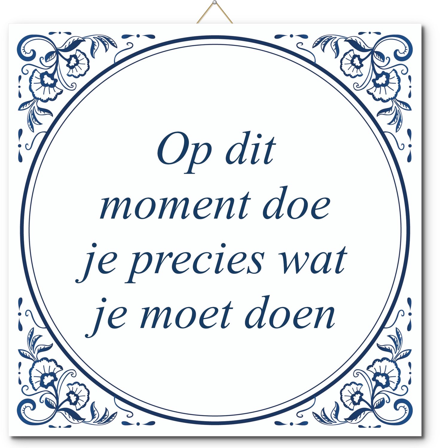 De Tegeltjesfabriek Tegeltje: Op dit moment doe je precies wat je moet doen (met hangertje) wit en blauw