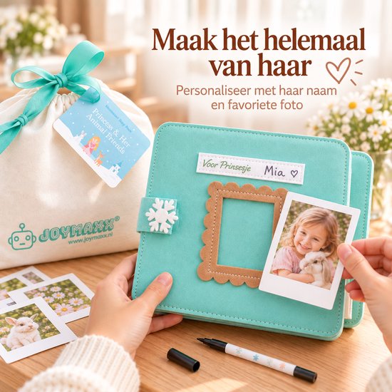Een turquoise stoffen activiteitenboek, gepersonaliseerd met "Voor Prinsesje Mia" en een foto van een meisje met een konijn. Naast een stoffen tas met strik.