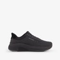 Zijzicht van een zwarte Skechers instapper met veters en suède detail.