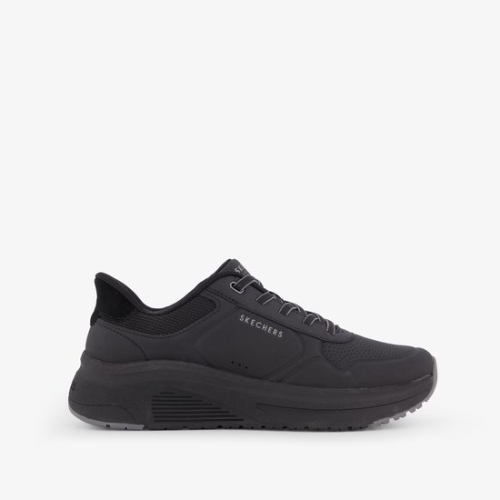 Zijzicht van een zwarte Skechers instapper met veters en suède detail.