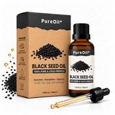 Fles PureOil Zwarte Zaad Olie 100ml met druppelaar, omringd door zwarte zaadjes. Doos met "PureOil BLACK SEED OIL 100% PURE & COLD-PRESSED" tekst.