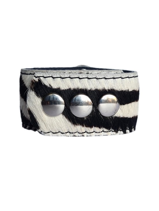 Zebraprint armband met drie zilverkleurige studs aan de voorkant.