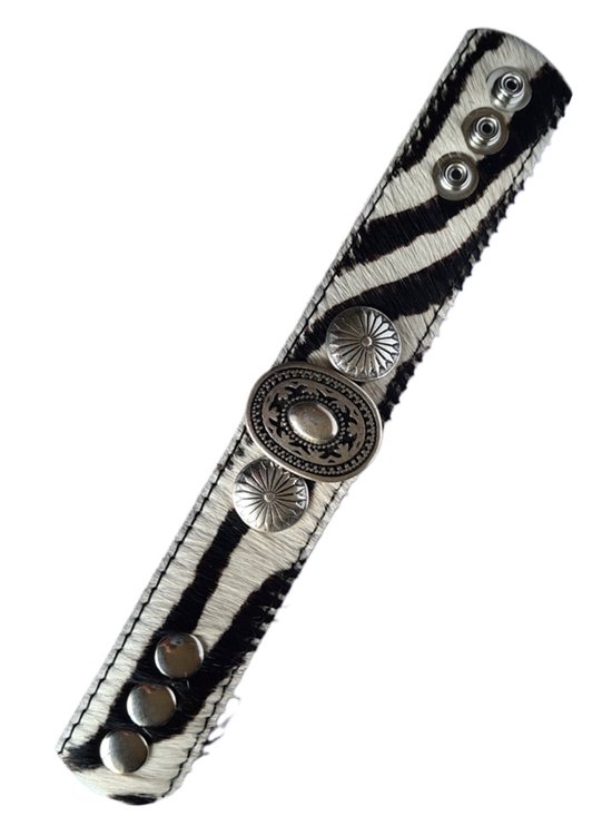 Armband met zebraprint, metalen studs en een ovale bewerkte gesp.