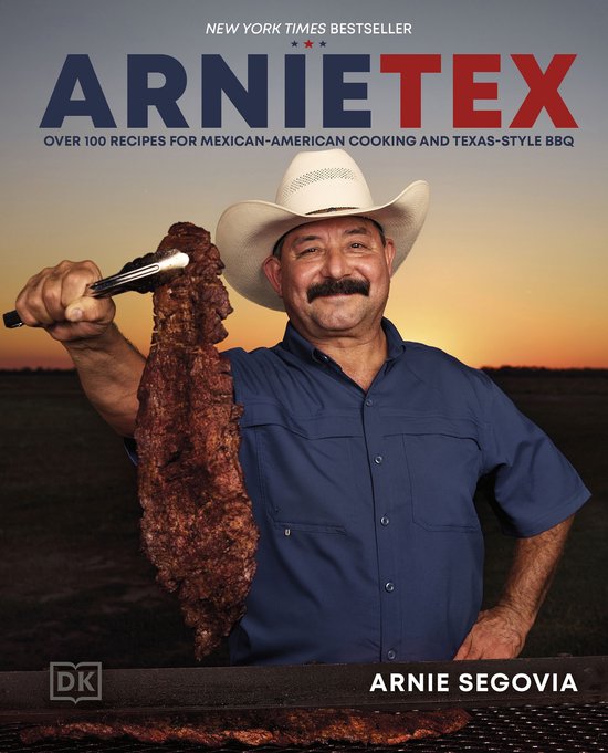 Arnie Segovia, met een cowboyhoed en snor, houdt een grote, gegrilde vleesreep omhoog. "ArnieTex", "Over 100 recepten voor Mexicaans-Amerikaans koken en Texas-stijl BBQ".