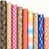 Een rij rollen cadeaupapier met verschillende patronen: bladeren, sterren, ruiten, takken, spikkels, kleurovergang, stippen, blokken en bloemen.