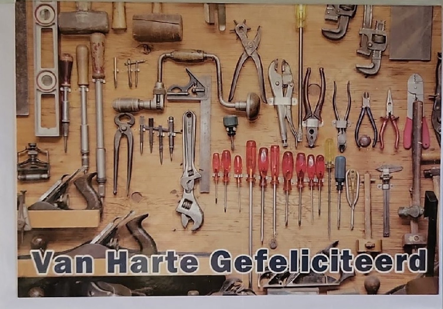 Van harte gefeliciteerd met je verjaardag! Voor alle klussers is dit een mooie kaart met een afbeelding van een werkbank vol gereedschap. Leuk om zo te geven of bij een cadeau te voegen. Een dubbele wenskaart inclusief envelop en in folie verpakt.