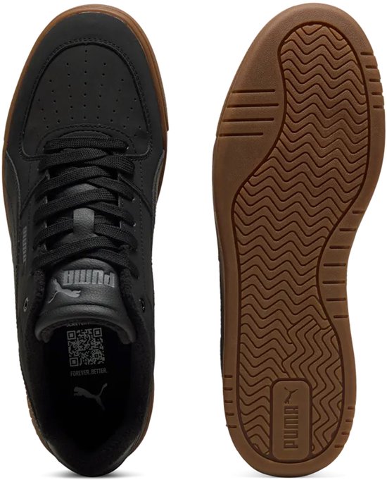 Zwarte Puma sneaker, bovenkant en zool apart getoond, met PUMA logo.