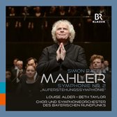 Cd-hoes met dirigent Sir Simon Rattle met gevouwen handen voor een orkest, Mahler Symfonie nr. 2 op BR-Klassik.