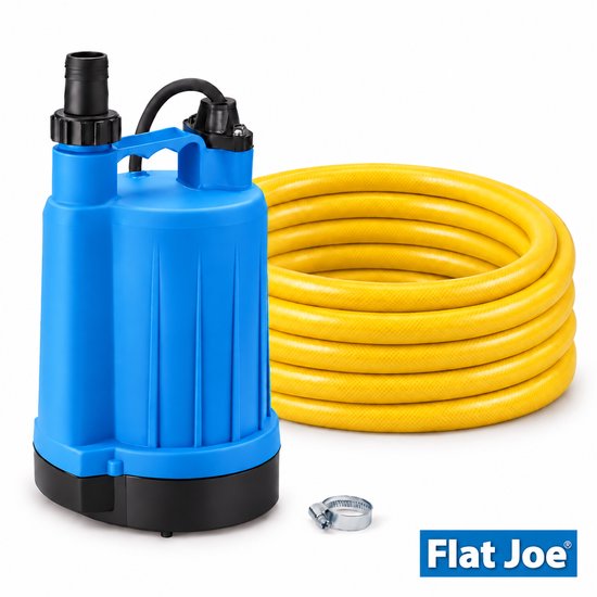 Blauwe Flat Joe dompelpomp met een opgerolde gele tuinslang en slangklem.