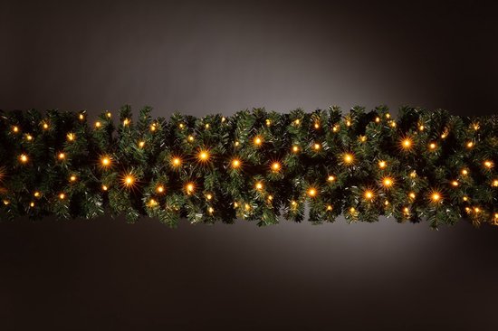 Guirlande de Noël vert foncé avec 560 petites lumières LED blanc chaud dispersées parmi les branches de sapin.