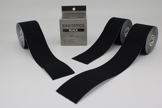 Doos met Skinestics zwarte sporttape en drie rollen zwarte sporttape.