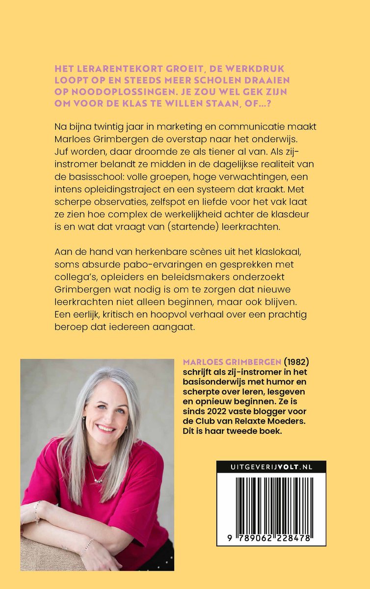 Foto van Marloes Grimbergen, lachend, met grijze krullen en een rode top met pofmouwen.