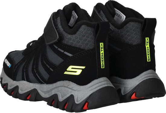 Achterkant van zwarte waterdichte kinderschoenen met grijze en gele 'Skech-Tex' details.