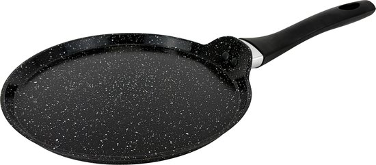 Zwarte pannenkoekenpan met witte spikkels en een zwart handvat, schuin van voren gezien.