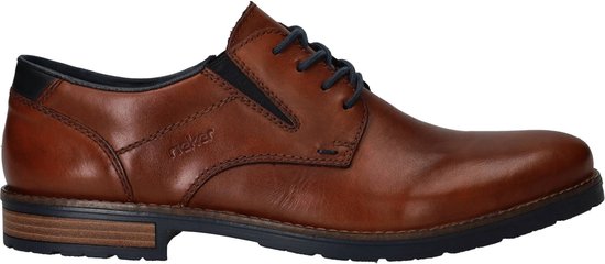 Bruine leren Rieker veterschoen, gezien vanaf de zijkant. De schoen heeft een donkerblauwe rand en veters.