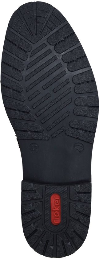 Zolen van bruine Rieker veterschoenen met profiel en een rode Rieker-inzet.