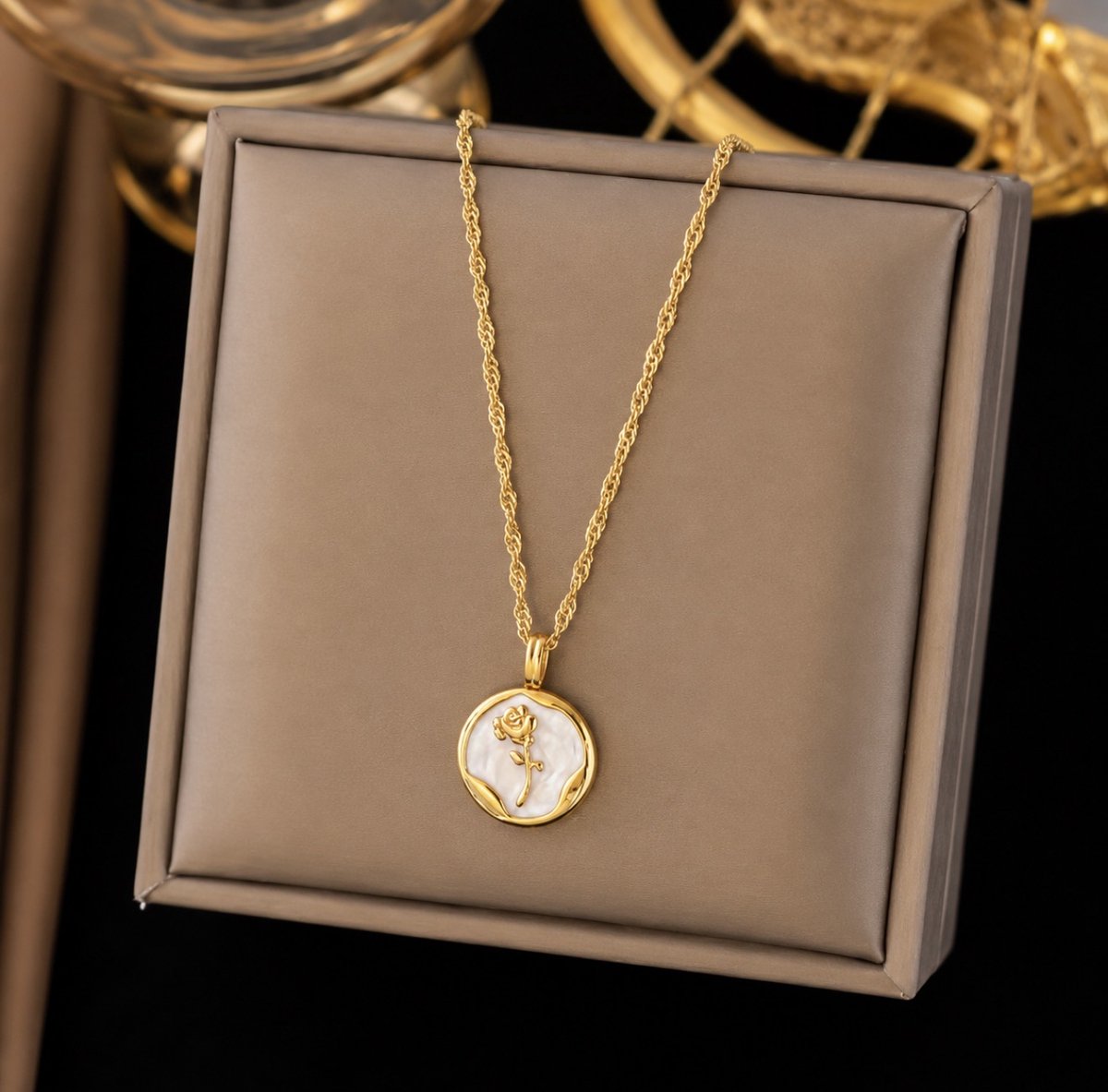 Goudkleurige Damesketting – Roos Hanger