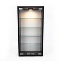 Zwarte vitrinekast met glasdeuren, 5 glazen legplanken en LED-verlichting.