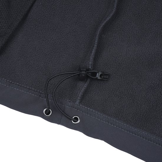 Close-up van de zwarte fleece voering en trekkoord aan de binnenzijde van de softshell jas.