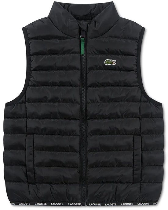 Zwarte Lacoste kinder bodywarmer met rits, krokodillenlogo op borsthoogte en 'LACOSTE' logo rond de zoom.