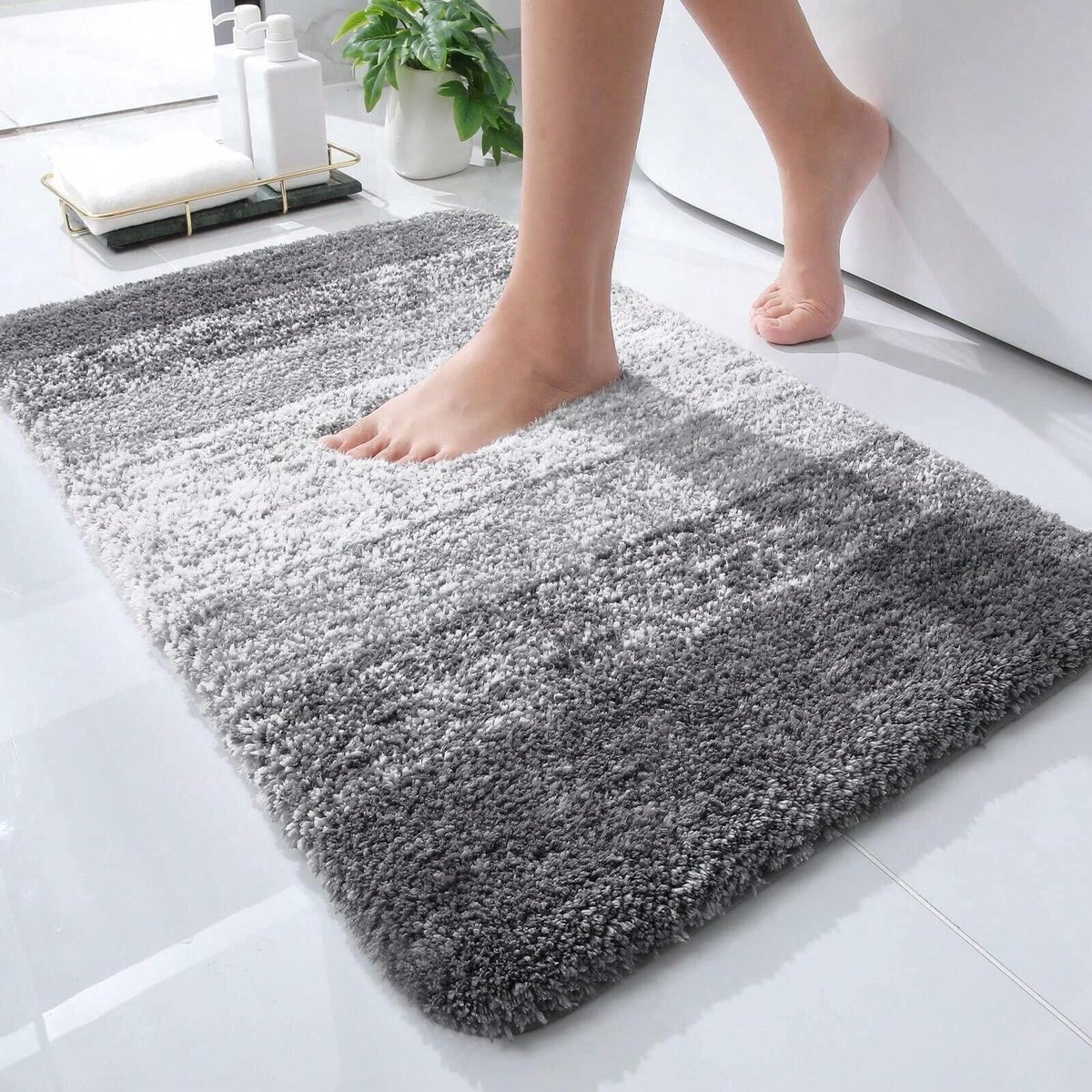 Kleine badmat 60 x 40 cm — Superzachte microvezelbadmat met antisliprubberlaag aan de onderkant, sneldrogend en machinewasbaar, geschikt voor de badkamer en de douche (grijs)