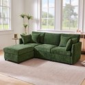 Groene modulaire hoekbank met hocker in een woonkamer met grote ramen.
