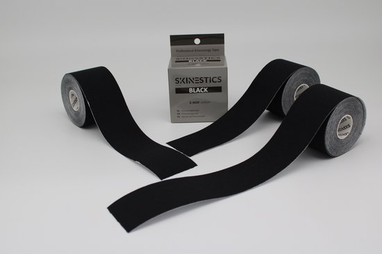 Drie rollen zwarte Skinestics sporttape, waarvan twee zijn uitgerold. Centraal een geopende doos met Skinestics tape.