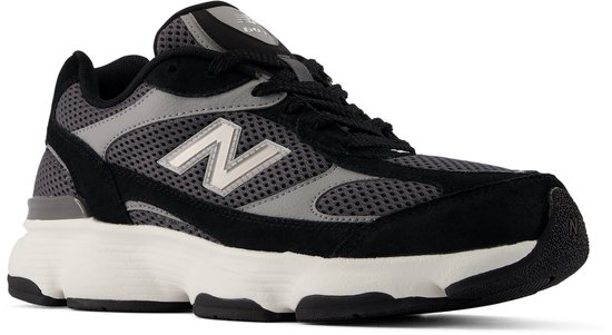 Zwarte New Balance sneaker, grijze mesh en suède, witte dikke zool, zilveren 'N'.