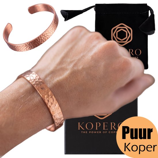Koperen armband, gehamerd, gedragen om een pols. Naast de armband, een fluwelen draagzak en een luxe sieradendoosje met het Kopero logo.