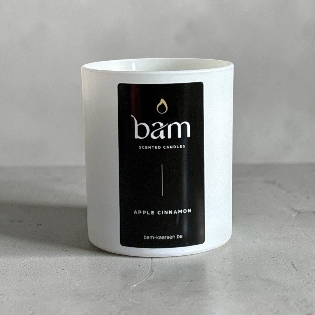 BAM Apple Cinnamon Geurkaars – Witte Kaars met Houten Wiek – 60 Branduren – Vegan Geurkaars van Zonnebloemwas – Handgemaakt in België