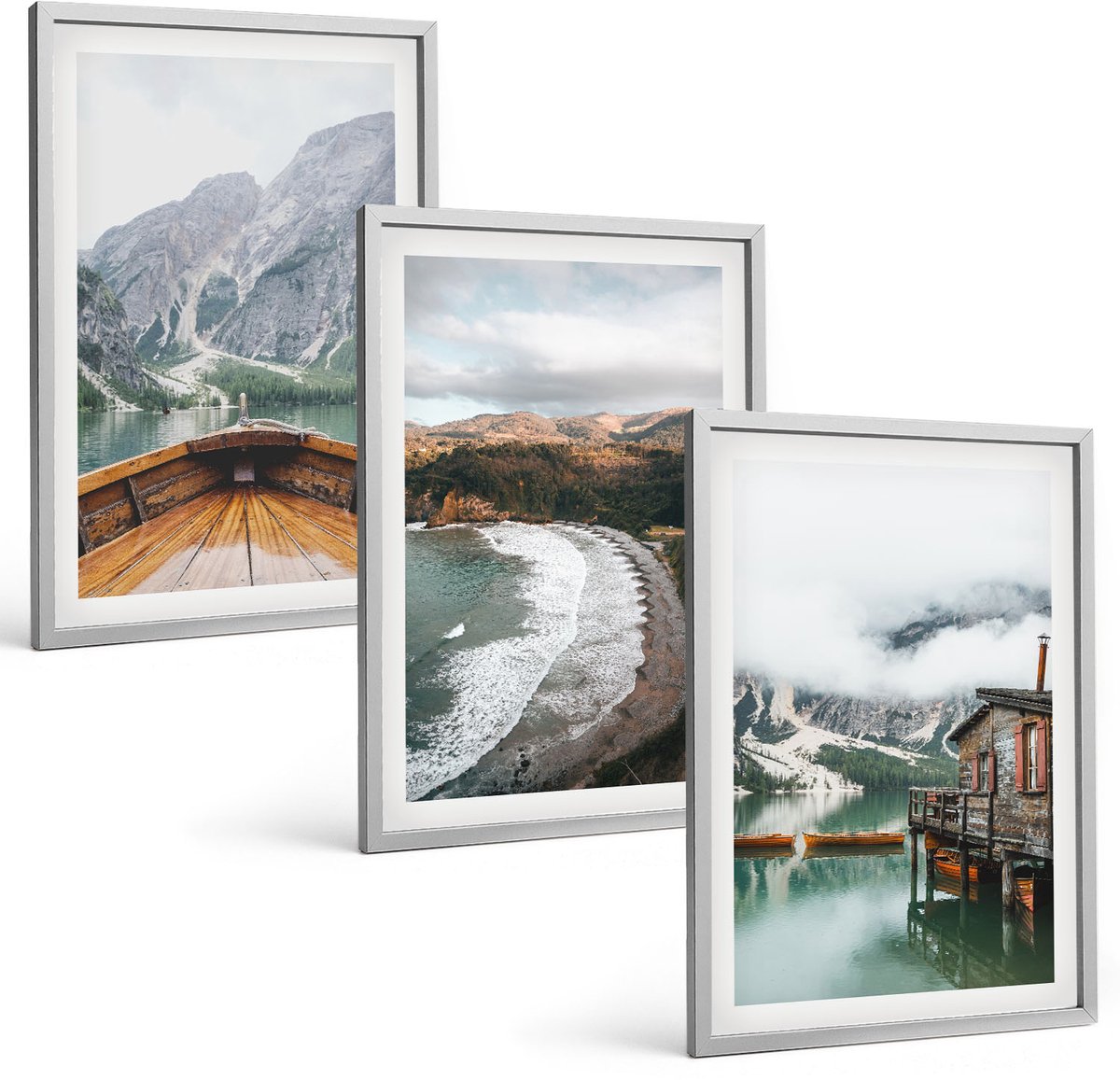 Coloray 3-Delige Schilderij Set - Uitzicht Op De Bergen Boven Het Meer Met Boot En Strandlandschappen. - 40 x 60 cm - Wanddecoratie - Schilderijen Set - Kantoor