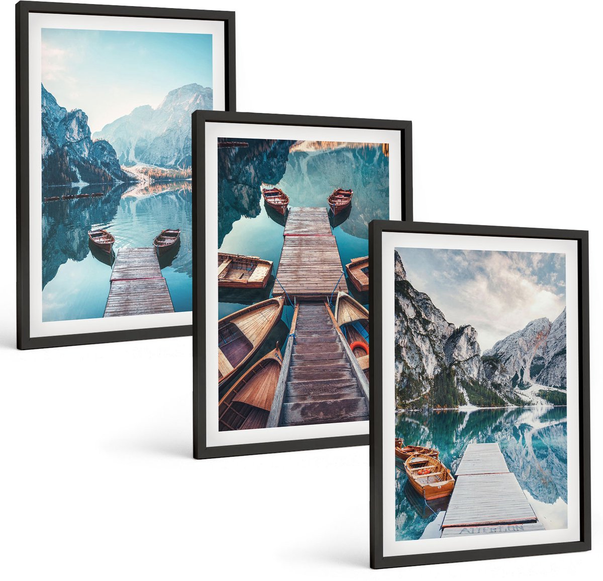 Coloray 3-Delige Schilderij Set - Een Rustig Meer Met Houten Steigers En Boten. - 40 x 60 cm - Muurdecoratie - Wanddecoratie - Hal - Interieur Decoratie