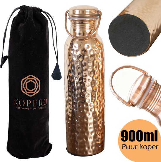 Gehamerde koperen fles, 900ml, puur koper, met fluwelen zak en detail van de onderkant.