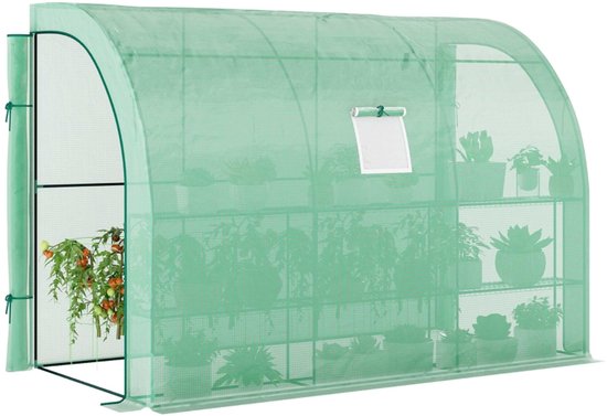Groene kweektent met tomatenplanten in potten op metalen planken.