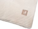 Close-up van een lichtbeige boxkleed met ribbelpatroon, met een label met het Jollein logo.