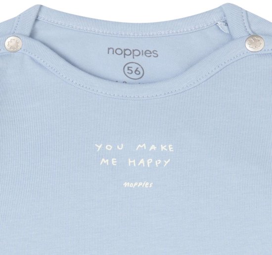 Nekdetail van een lichtblauw baby shirt met de tekst 'YOU MAKE ME HAPPY' in sierlijke letters.