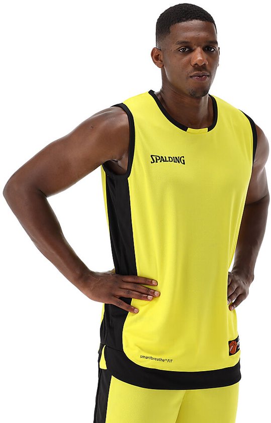 Débardeur de basket-ball jaune avec côtés noirs, porté par un homme de face.
