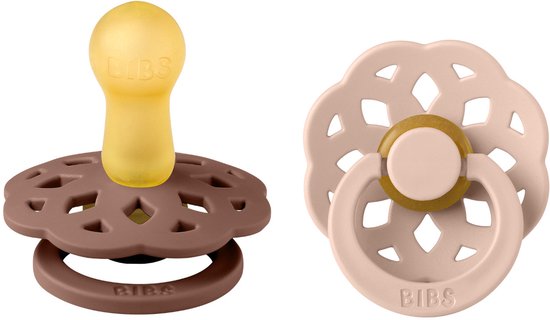 Twee BIBS Boheme fopspenen, een in bosbruin met gele speen en een in blush met gouden ring.