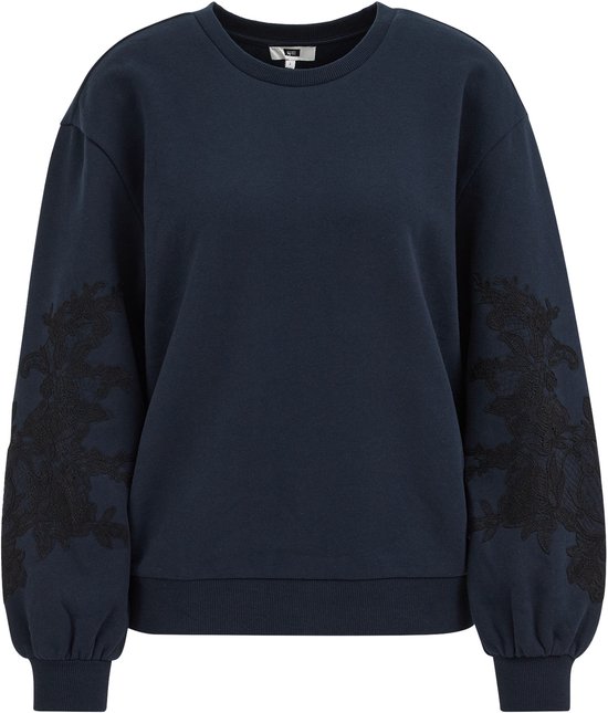 Marineblauwe sweater met ronde hals, pofmouwen en zwarte geborduurde kanten details op de mouwen.
