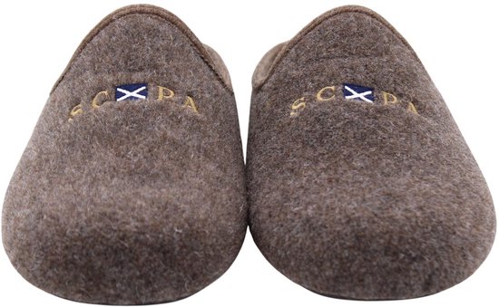 Koppel bruine Scapa pantoffels met geborduurde 'SCPA' op de neus.