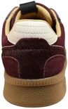 Achterkant van een bordeauxrode suède sneaker met beige en harige details rond de hiel en een bruine zool.