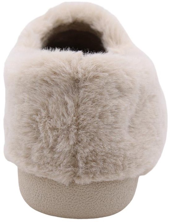 Achterkant van een lichtbeige pluizige pantoffel met een beige zool.