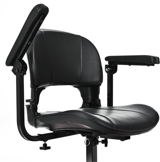 Close-up van de zwarte, ergonomische zitting van een scootmobiel, met verstelbare armleuningen.