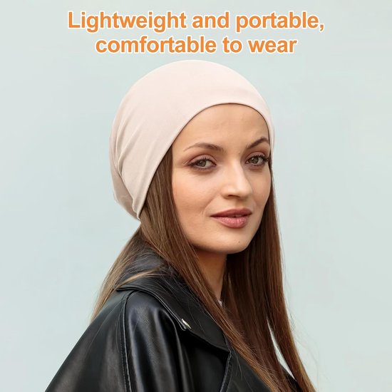 Model met lang bruin haar draagt een zachte, beige slouchy muts en een zwarte leren jas.